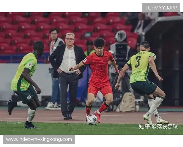 足球年轻人穿裆过人三连,技巧与激情的完美融合 足球年轻人穿裆过人三连,技巧与激情的完美融合