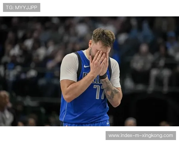 东契奇突破底线上篮得手，独行侠再添关键球