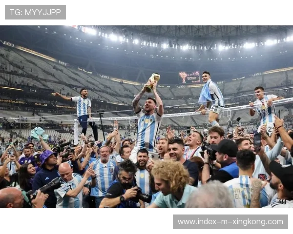 迈阿密国际庆典震撼全场,梅西捧杯时刻登上全球热搜 迈阿密国际庆典震撼全场,梅西捧杯时刻登上全球热搜